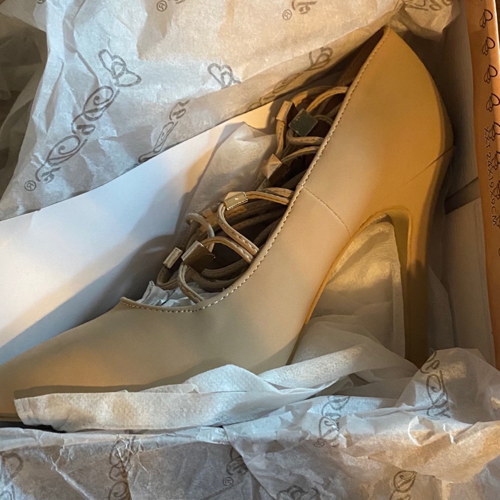 Brand New in Box sz 6 Nude Pumps Lace Up Heels